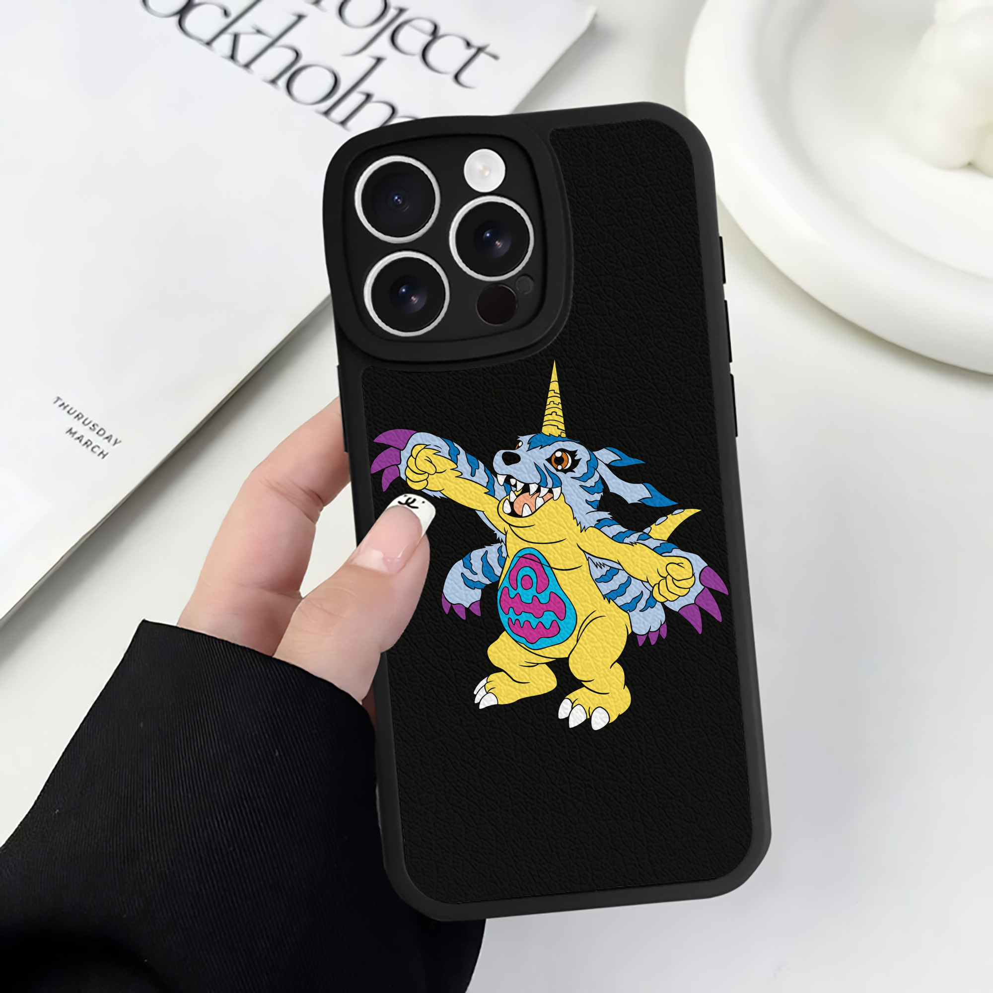 （画像用） Digimon デジタルモンスター/デジモン 【iPhone 16シリーズ対応】シリコンスマホケース（レザー調） 材質：シリコン